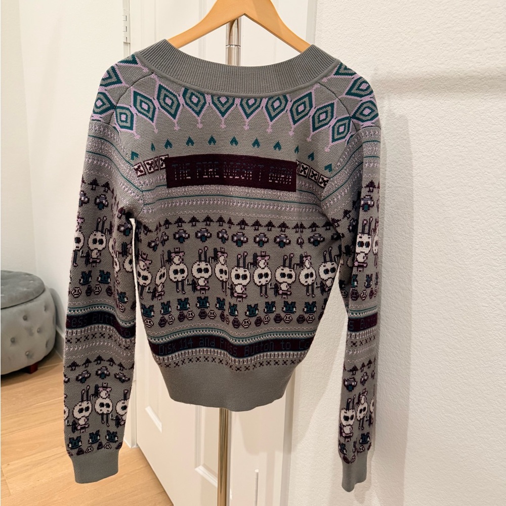 Stylish Gray Patterned V-Neck Sweater - image 2